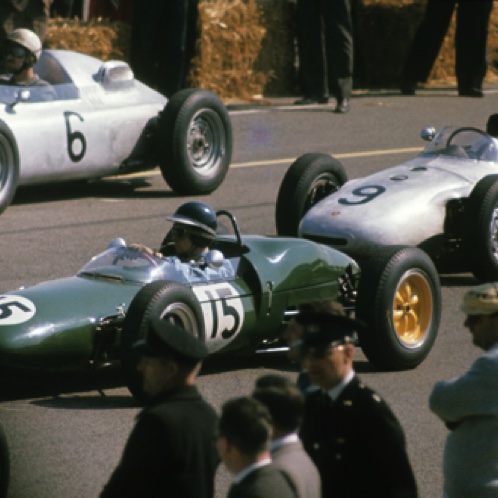 Jim à Zandwoort, entouré de Jo Bonnier et Hans Hermann sur leur Porsche Jim à Zandwoort, entouré de Jo Bonnier et Hans Hermann sur leur Porsche